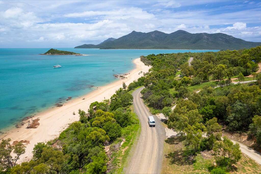 Driftwood-Tours-Airlie-Beach